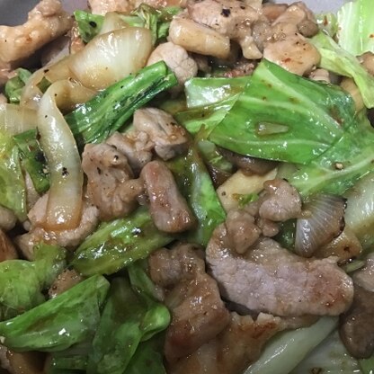 キャベツと一緒に余り野菜を炒めました。ご飯が進みます！